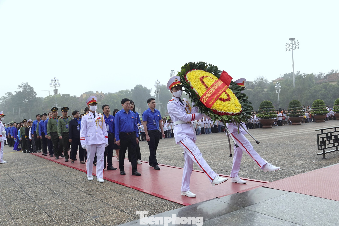 Lãnh đạo, đại biểu Ban Tổ chức Trung ương Đoàn cùng 100 cán bộ Đoàn tiêu biểu vào Lăng viếng Bác.