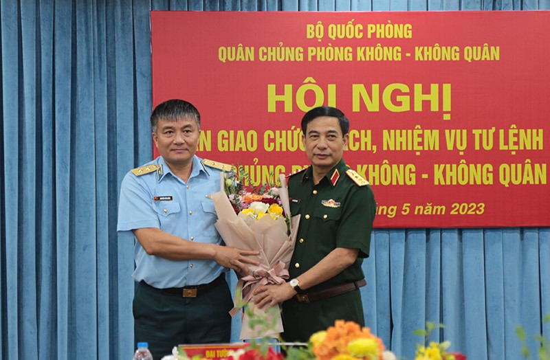 Đại tướng Phan Văn Giang tặng hoa chúc mừng Trung tướng Nguyễn Văn Hiền – tân Tư lệnh Quân chủng PK-KQ. Ảnh: Đ.L