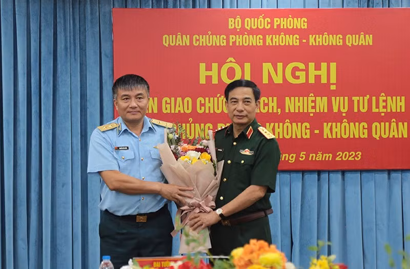 Đại tướng Phan Văn Giang tặng hoa chúc mừng Trung tướng Nguyễn Văn Hiền – tân Tư lệnh Quân chủng PK-KQ. Ảnh: Đ.L Đại tướng Phan Văn Giang tặng hoa chúc mừng Trung tướng Nguyễn Văn Hiền – tân Tư lệnh Quân chủng PK-KQ. Ảnh: Đ.L