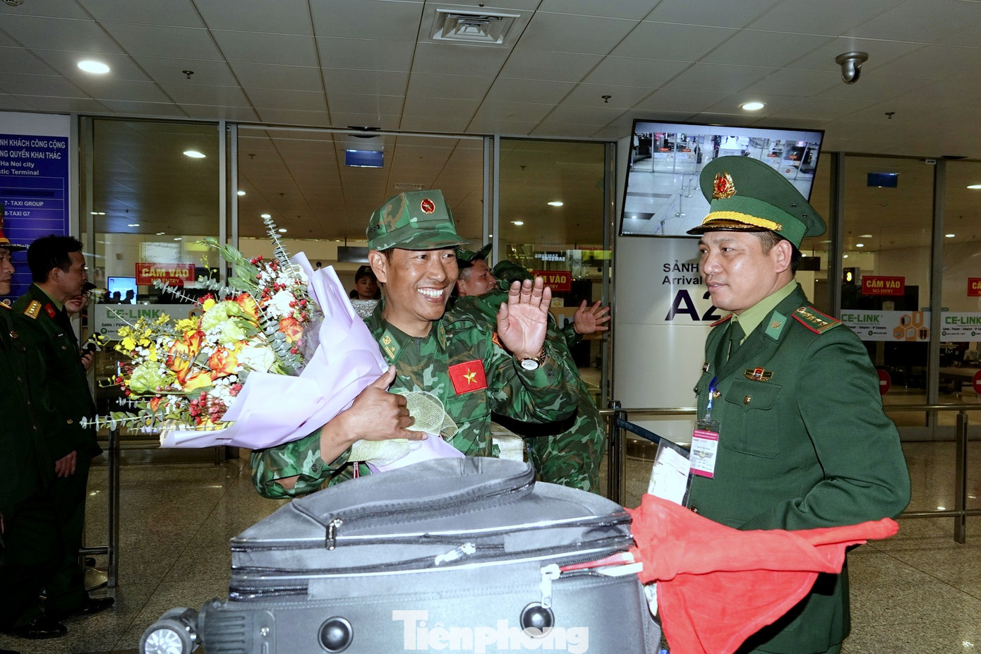 Niềm vui ngày trở về. Ảnh: Nguyễn Minh