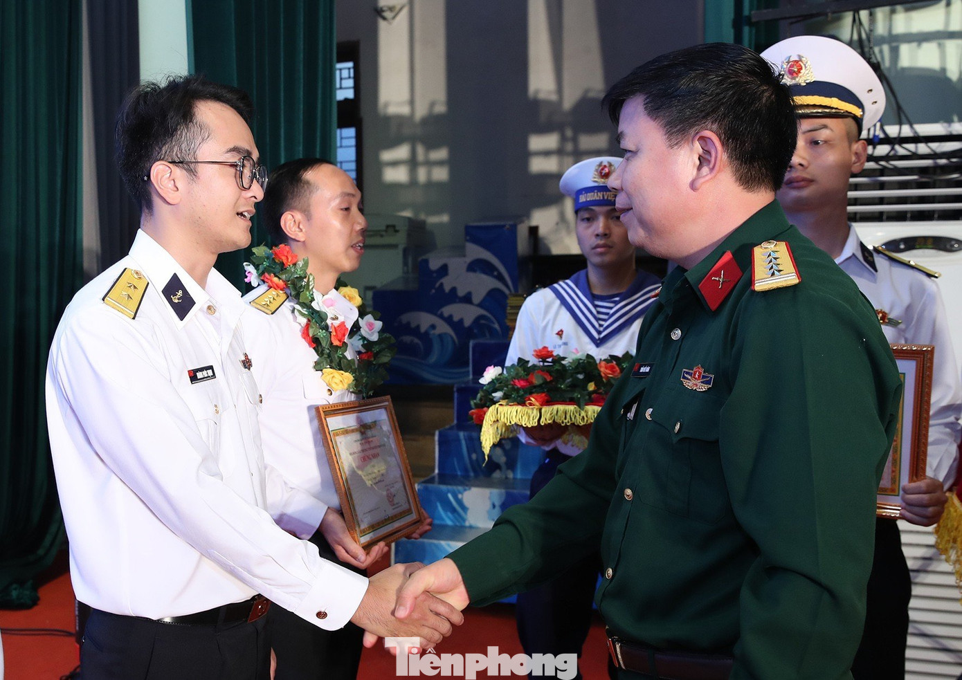 Lãnh đạo Ban Thanh niên Quân đội trao Giải thưởng Tuổi trẻ sáng tạo Nguyễn Phan Vinh lần thứ XII cho các tác giả, nhóm tác giả có công trình đoạt giải A. Lãnh đạo Ban Thanh niên Quân đội trao Giải thưởng Tuổi trẻ sáng tạo Nguyễn Phan Vinh lần thứ XII cho các tác giả, nhóm tác giả có công trình đoạt giải A.