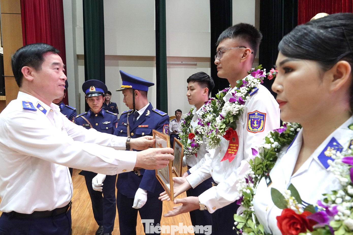 Trung tướng Bùi Quốc Oai - Chính uỷ CSB trao thưởng cho các Gương mặt trẻ tiêu biểu CSB năm 2022. Trung tướng Bùi Quốc Oai - Chính uỷ CSB trao thưởng cho các Gương mặt trẻ tiêu biểu CSB năm 2022.