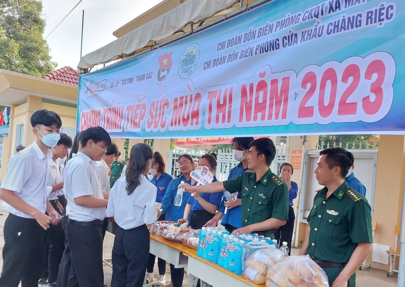 Đoàn Thanh niên BĐBP Tây Ninh phối hợp tổ chức hoạt động tiếp sức mùa thi 2023.