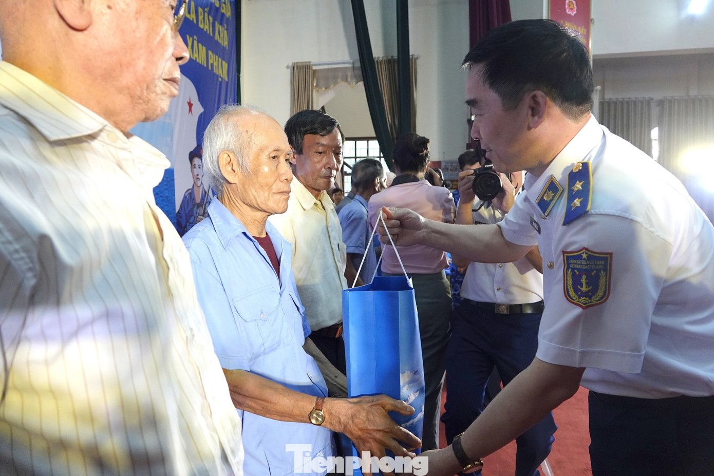 Lãnh đạo các cơ quan, đơn vị trao quà tri ân tặng các thương binh ở huyện Thanh Hà. Lãnh đạo các cơ quan, đơn vị trao quà tri ân tặng các thương binh ở huyện Thanh Hà.