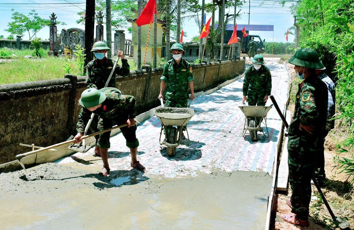 Đoàn Thanh niên BĐBP Quảng Trị thực hiện chiến dịch “Hành quân xanh”, xây dựng công trình bê tông hoá nông thôn.