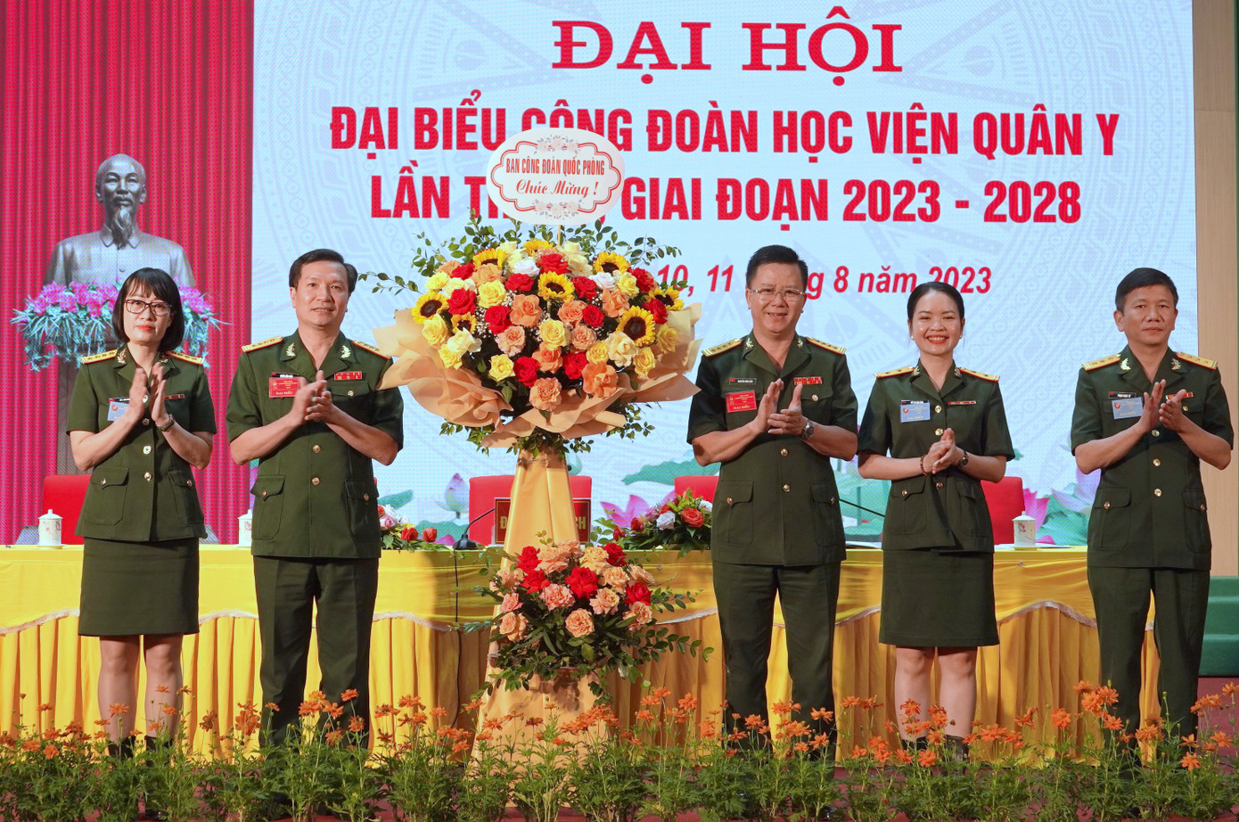 Lãnh đạo Ban Công đoàn Quốc phòng tặng hoa chúc mừng đại hội. Lãnh đạo Ban Công đoàn Quốc phòng tặng hoa chúc mừng đại hội.