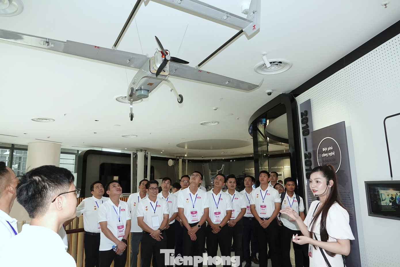 Nhân viên Tập đoàn Viettel giới thiệu với các đại biểu thiết bị bay không người lái do Viettel sản xuất, ứng dụng trong cả lĩnh vực quân sự và dân sự.