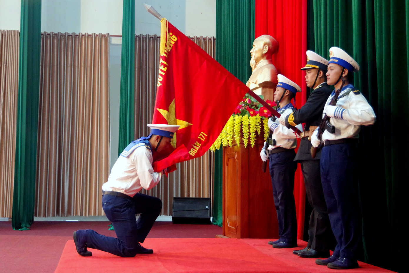 Chiến sĩ Vùng 2 Hải quân hôn Quân kỳ Quyết thắng tại lễ tiễn