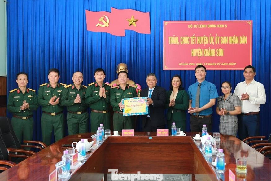 Ban tổ chức chương trình thăm, chúc Tết Huyện ủy, UBND huyện Khánh Sơn