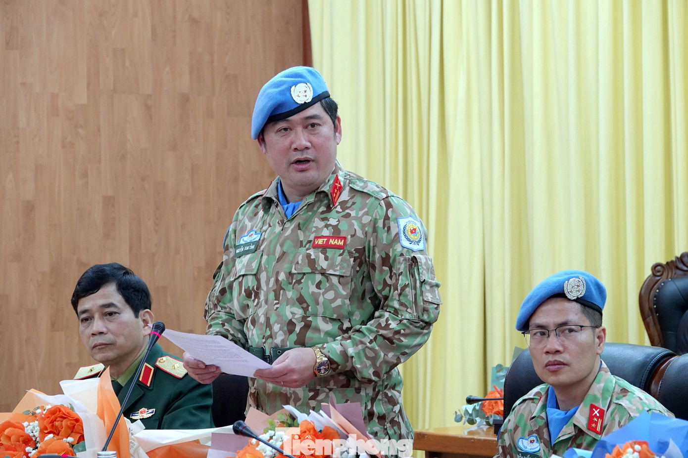 Đại diện cho các sĩ quan chuẩn bị lên đường thực hiện nhiệm vụ, Trung tá Nguyễn Kim Tỉnh khẳng định sẽ quyết tâm hoàn thành tốt và xuất sắc nhiệm vụ được LHQ và Bộ Quốc phòng giao, đảm bảo an toàn tuyệt đối về mọi mặt; tích cực, chủ động xây dựng tốt các mối quan hệ với chính quyền địa phương, với các cơ quan chức năng của phái bộ... Đại diện cho các sĩ quan chuẩn bị lên đường thực hiện nhiệm vụ, Trung tá Nguyễn Kim Tỉnh khẳng định sẽ quyết tâm hoàn thành tốt và xuất sắc nhiệm vụ được LHQ và Bộ Quốc phòng giao, đảm bảo an toàn tuyệt đối về mọi mặt; tích cực, chủ động xây dựng tốt các mối quan hệ với chính quyền địa phương, với các cơ quan chức năng của phái bộ...