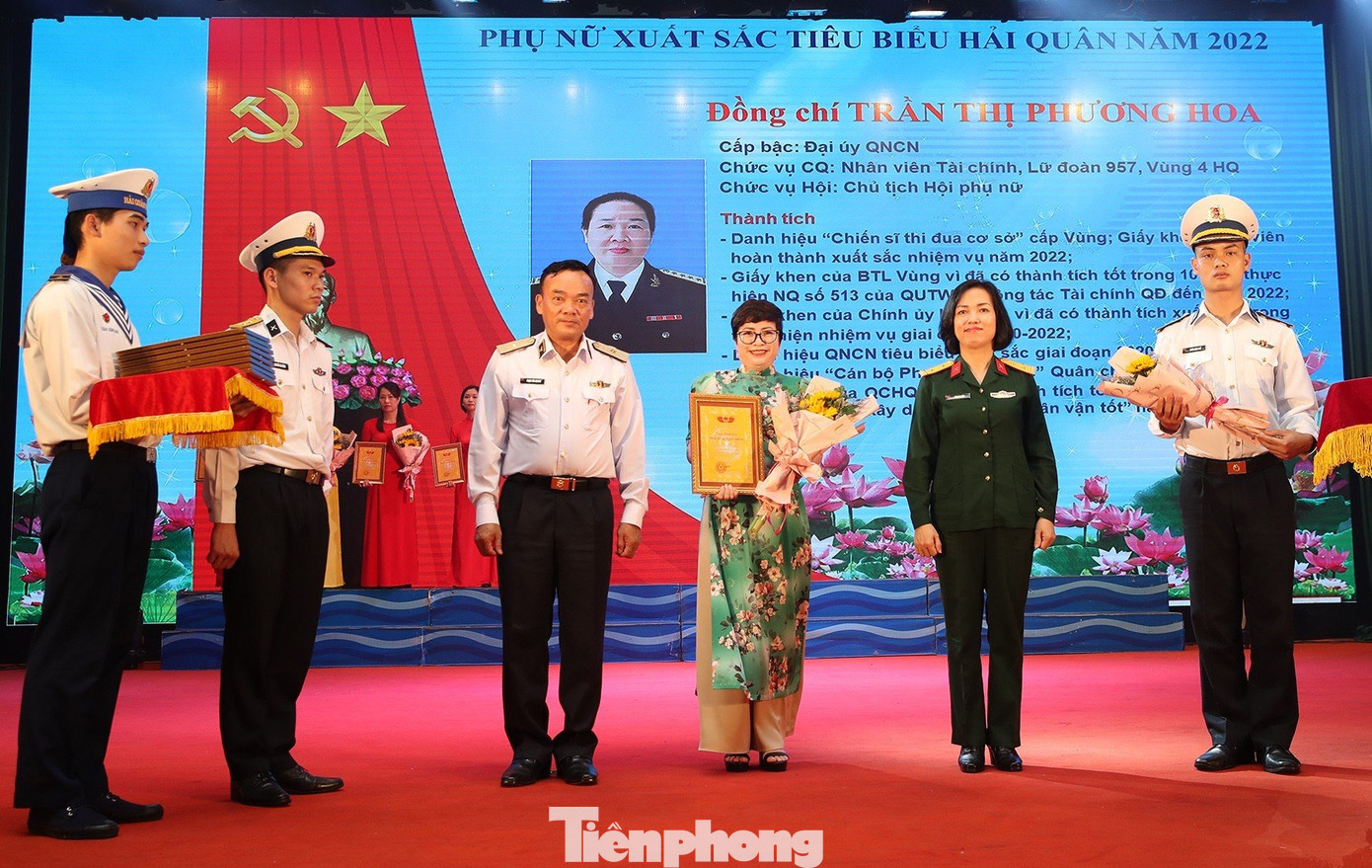 Lãnh đạo Cục Chính trị Hải quân và Ban Phụ nữ Quân đội trao thưởng cho các cá nhân giành danh hiệu Phụ nữ tiêu biểu xuất sắc năm 2022. Lãnh đạo Cục Chính trị Hải quân và Ban Phụ nữ Quân đội trao thưởng cho các cá nhân giành danh hiệu Phụ nữ tiêu biểu xuất sắc năm 2022.