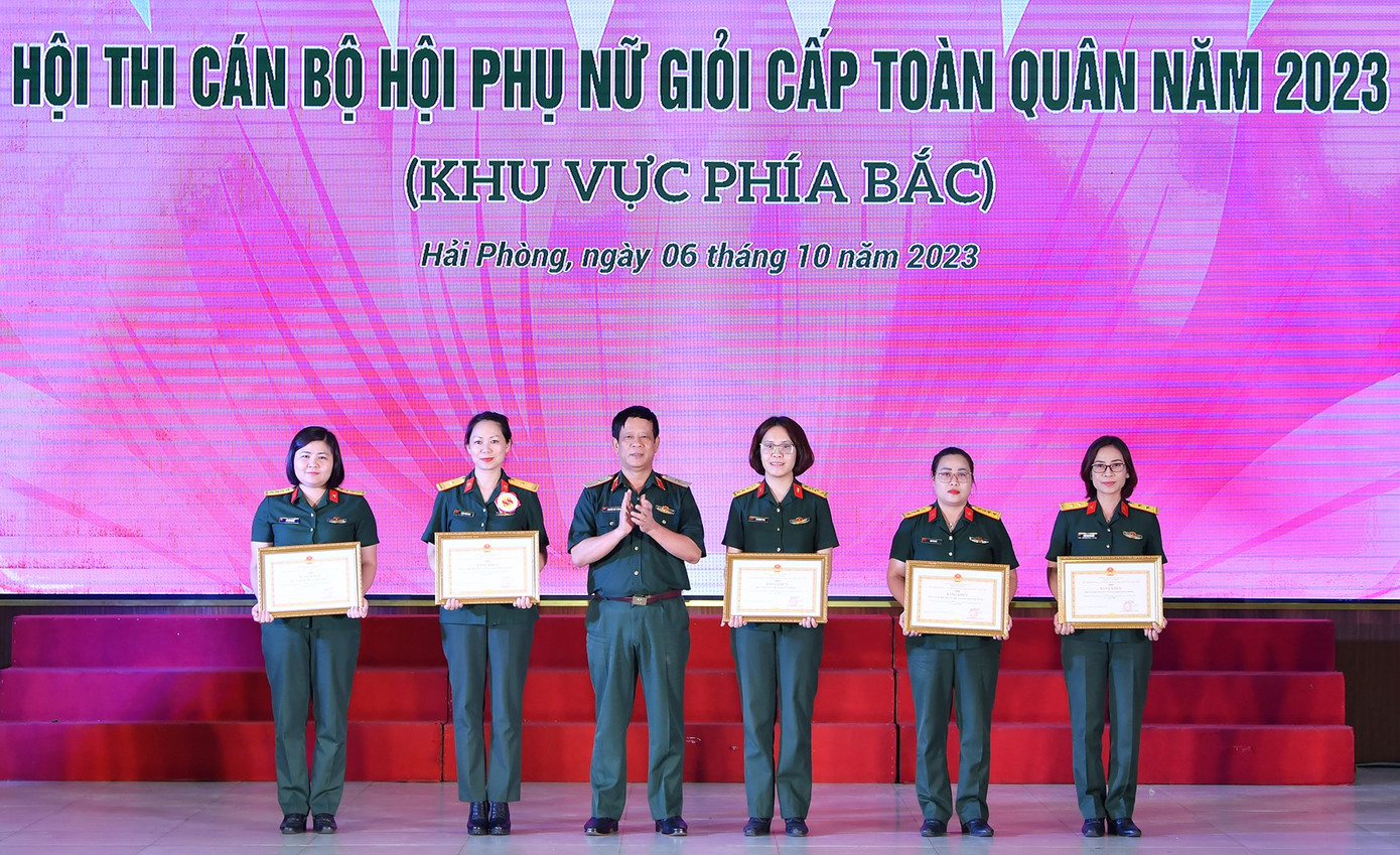 Thiếu tướng Nguyễn Huy Hoàng - Phó Chủ nhiệm Chính trị Quân khu 3, trao Bằng khen của Tổng cục Chính trị tặng các đơn vị đạt thành tích tốt trong hội thi.