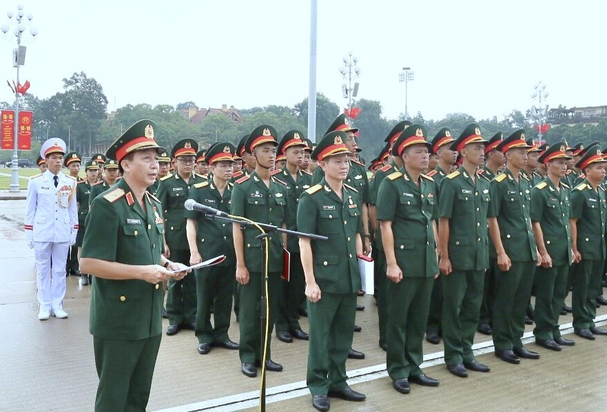 Thiếu tướng Lê Thành Long - Phó Chính ủy Học viện Hậu cần báo cáo với Chủ tịch Hồ Chí Minh về kết quả thực hiện nhiệm vụ của đơn vị trong những năm qua.