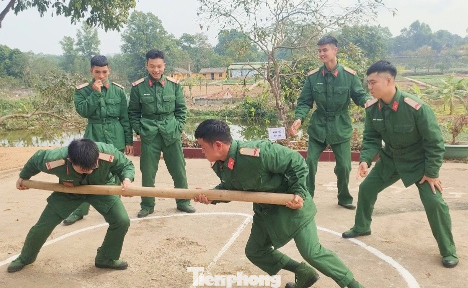 Các chiến sĩ trẻ thi đẩy gậy