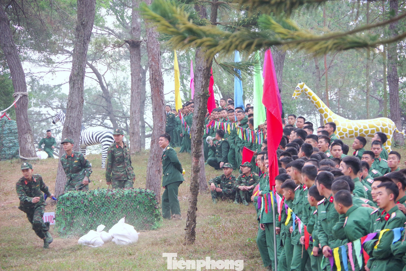 Đông đảo cán bộ, ĐVTN Trung đoàn 2 sôi nổi hưởng ứng, tham gia và cổ vũ các đội thi trong trò chơi "Tiếp sức - 2023"