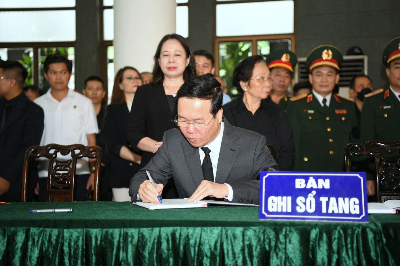 Chủ tịch nước Võ Văn Thưởng ghi sổ tang: "Vô cùng thương tiếc Thượng tướng Nguyễn Chí Vịnh, Ủy viên Ban Chấp hành Trung Đảng, Ủy viên Thường vụ Quân uỷ Trung ương, Thứ trưởng Bộ Quốc phòng. Đồng chí là vị tướng lĩnh có tầm nhìn chiến lược, đã có nhiều đóng góp cho sự nghiệp chung của Đảng, Nhân dân và Quân đội, nhất là trong lĩnh vực tình báo, đối ngoại quốc phòng. Vĩnh biệt đồng chí. Chia buồn sâu sắc cùng gia đình". Chủ tịch nước Võ Văn Thưởng ghi sổ tang: "Vô cùng thương tiếc Thượng tướng Nguyễn Chí Vịnh, Ủy viên Ban Chấp hành Trung Đảng, Ủy viên Thường vụ Quân uỷ Trung ương, Thứ trưởng Bộ Quốc phòng. Đồng chí là vị tướng lĩnh có tầm nhìn chiến lược, đã có nhiều đóng góp cho sự nghiệp chung của Đảng, Nhân dân và Quân đội, nhất là trong lĩnh vực tình báo, đối ngoại quốc phòng. Vĩnh biệt đồng chí. Chia buồn sâu sắc cùng gia đình".