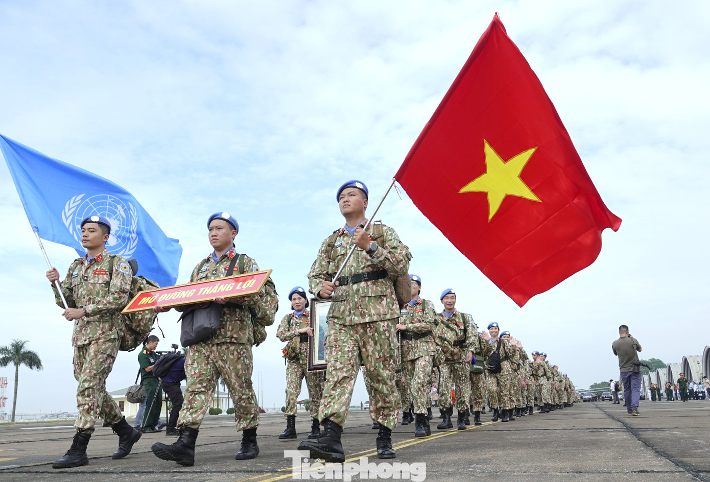 Đội Công binh số 2 hành quân tới sân bay để lên đường thực hiện nhiệm vụ. Ảnh: Nguyễn Minh