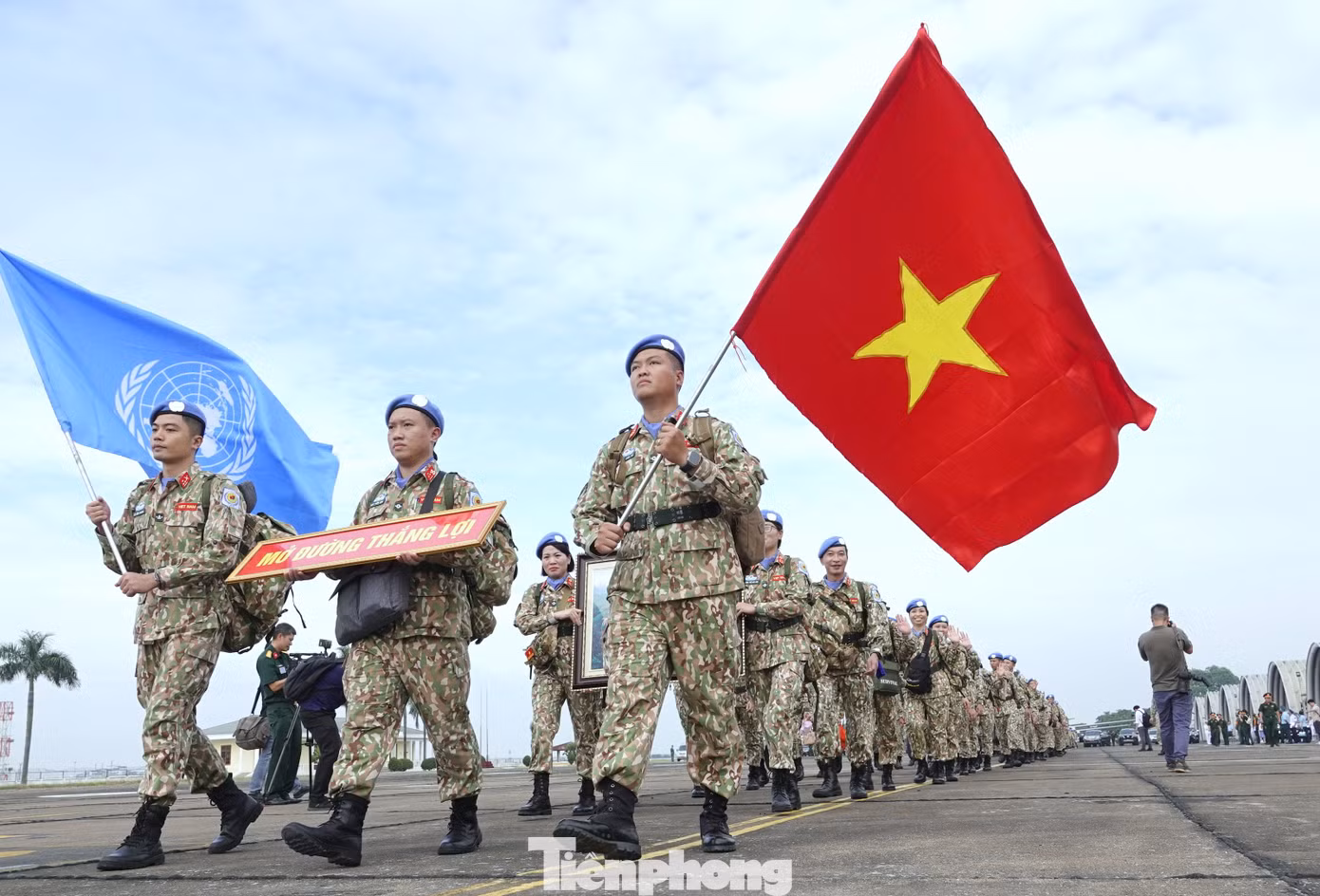 Đội Công binh số 2 hành quân tới sân bay để lên đường thực hiện nhiệm vụ. Ảnh: Nguyễn Minh