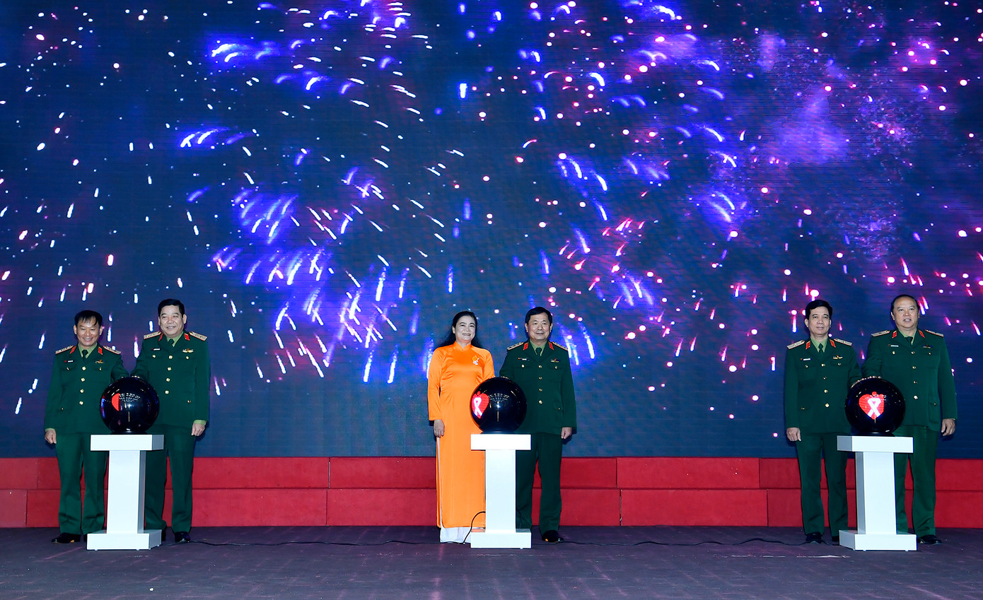 Các đại biểu thực hiện nghi thức nhấn nút phát động Tháng hành động vì bình đẳng giới và phòng ngừa, ứng phó với bạo lực trên cơ sở giới trong Quân đội năm 2023. Các đại biểu thực hiện nghi thức nhấn nút phát động Tháng hành động vì bình đẳng giới và phòng ngừa, ứng phó với bạo lực trên cơ sở giới trong Quân đội năm 2023.