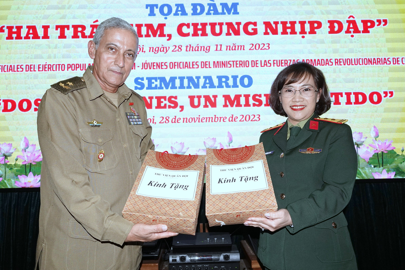 Lãnh đạo Thư viện Quân đội trao tặng đoàn sĩ quan trẻ Cuba một số ấn phẩm tiêu biểu về Chủ tịch Hồ Chí Minh và Đại tướng Võ Nguyên Giáp. Lãnh đạo Thư viện Quân đội trao tặng đoàn sĩ quan trẻ Cuba một số ấn phẩm tiêu biểu về Chủ tịch Hồ Chí Minh và Đại tướng Võ Nguyên Giáp.