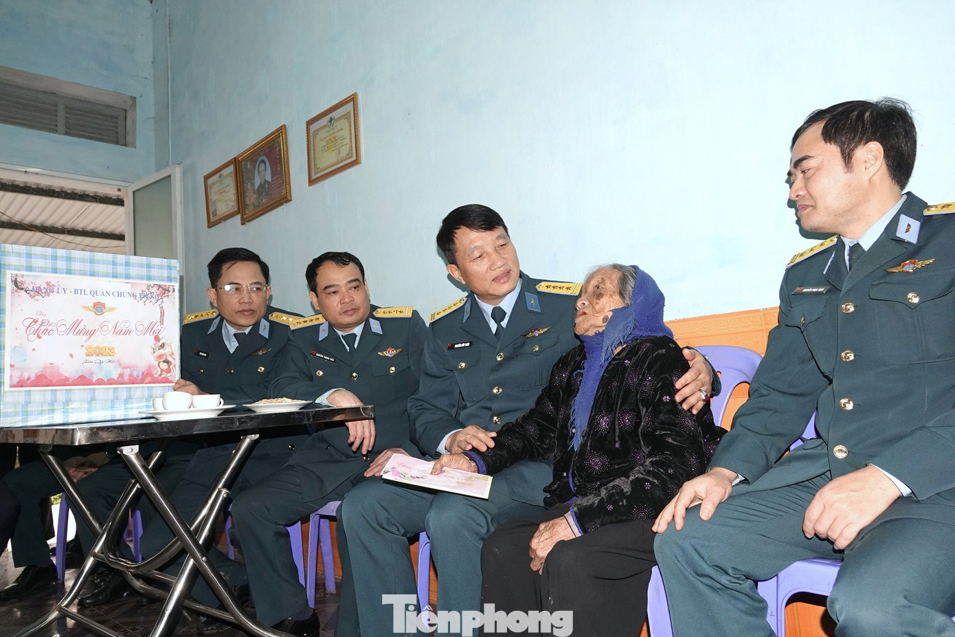 Lãnh đạo, đại biểu Cục Chính trị Quân chủng PK-KQ và Sư đoàn Phòng không 363 tới thăm hỏi, chúc Tết mẹ liệt sĩ Đặng Thị Căm (SN 1927) ở phường Nam Sơn, quận Kiến An, thành phố Hải Phòng.