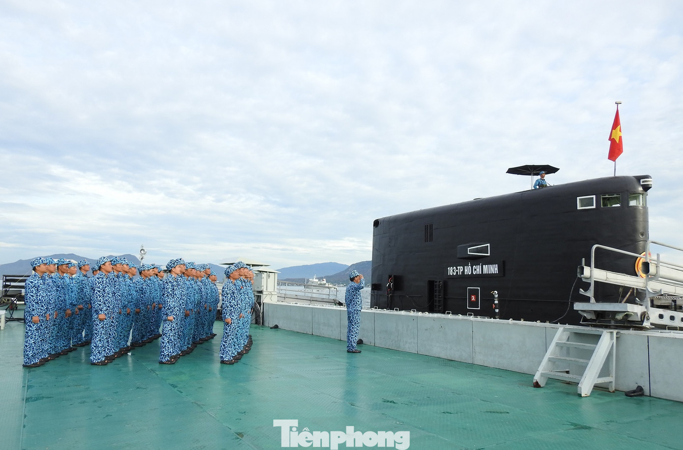 Cán bộ, thủy thủ Lữ đoàn Tàu ngầm 189 trong buổi chào cờ tại quân cảng Cam Ranh. Ảnh: Đắc Thắng Cán bộ, thủy thủ Lữ đoàn Tàu ngầm 189 trong buổi chào cờ tại quân cảng Cam Ranh. Ảnh: Đắc Thắng
