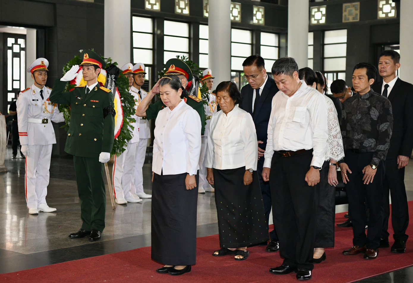 Cũng trong sáng nay, đoàn đại biểu Đảng nhân dân Campuchia (CPP) do bà Men Sam A - Phó Chủ tịch Đảng CPP dẫn đầu viếng Thượng tướng Nguyễn Chí Vịnh. Chủ tịch Đảng CPP Hun Sen, Thủ tướng Chính phủ Campuchia Hun Manet gửi vòng hoa kính viếng. Các đoàn đại biểu Bộ Quốc phòng Campuchia, đoàn đại biểu Bộ Quốc phòng Lào, Bộ trưởng Bộ Quốc phòng Lào Chăn-sạ-mỏn Chăn nha lạt gửi vòng hoa viếng. Đoàn đại biểu Liên Hợp Quốc, đoàn Lực lượng vũ trang cách mạng Cuba, đoàn tùy viên quân sự quốc phòng các nước tại Việt Nam, Đại sứ quán các nước, cùng đại diện các quốc gia, tổ chức quốc tế đã đến viếng Thượng tướng Nguyễn Chí Vịnh. Cũng trong sáng nay, đoàn đại biểu Đảng nhân dân Campuchia (CPP) do bà Men Sam A - Phó Chủ tịch Đảng CPP dẫn đầu viếng Thượng tướng Nguyễn Chí Vịnh. Chủ tịch Đảng CPP Hun Sen, Thủ tướng Chính phủ Campuchia Hun Manet gửi vòng hoa kính viếng. Các đoàn đại biểu Bộ Quốc phòng Campuchia, đoàn đại biểu Bộ Quốc phòng Lào, Bộ trưởng Bộ Quốc phòng Lào Chăn-sạ-mỏn Chăn nha lạt gửi vòng hoa viếng. Đoàn đại biểu Liên Hợp Quốc, đoàn Lực lượng vũ trang cách mạng Cuba, đoàn tùy viên quân sự quốc phòng các nước tại Việt Nam, Đại sứ quán các nước, cùng đại diện các quốc gia, tổ chức quốc tế đã đến viếng Thượng tướng Nguyễn Chí Vịnh.