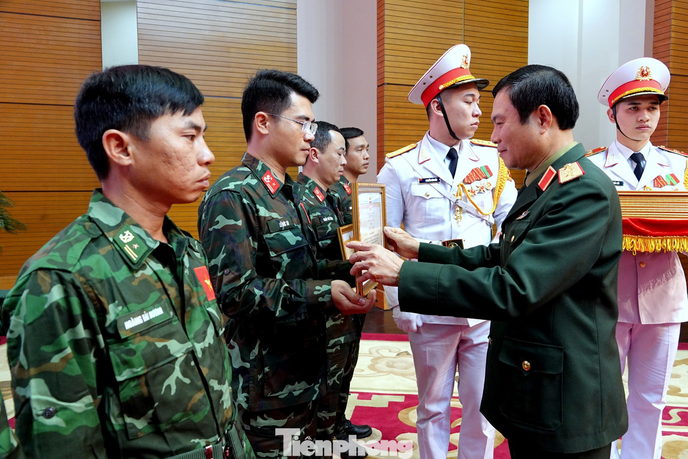 Tổng Tham mưu trưởng Nguyễn Tân Cương trao Bằng khen tặng các quân nhân Tổng Tham mưu trưởng Nguyễn Tân Cương trao Bằng khen tặng các quân nhân