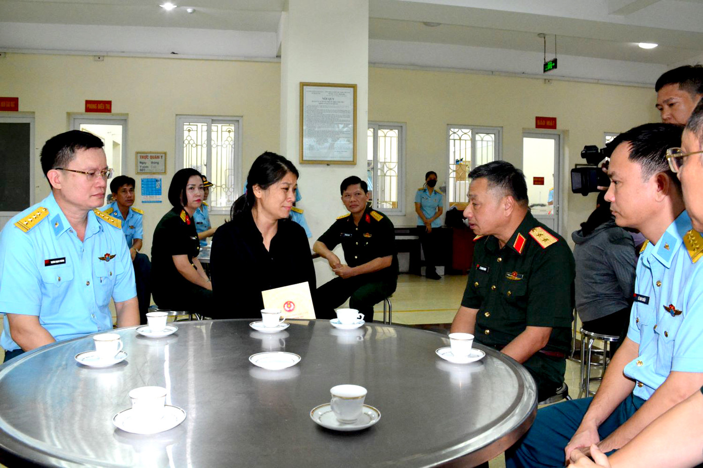 Trung tướng Lê Quang Minh động viên vợ của Thượng tá Đỗ Trọng Thanh - Chủ nhiệm Hậu cần Sư đoàn 361 (Quân chủng Phòng không - Không quân). Thượng tá Thanh cùng 2 con đã thiệt mạng trong vụ cháy.
