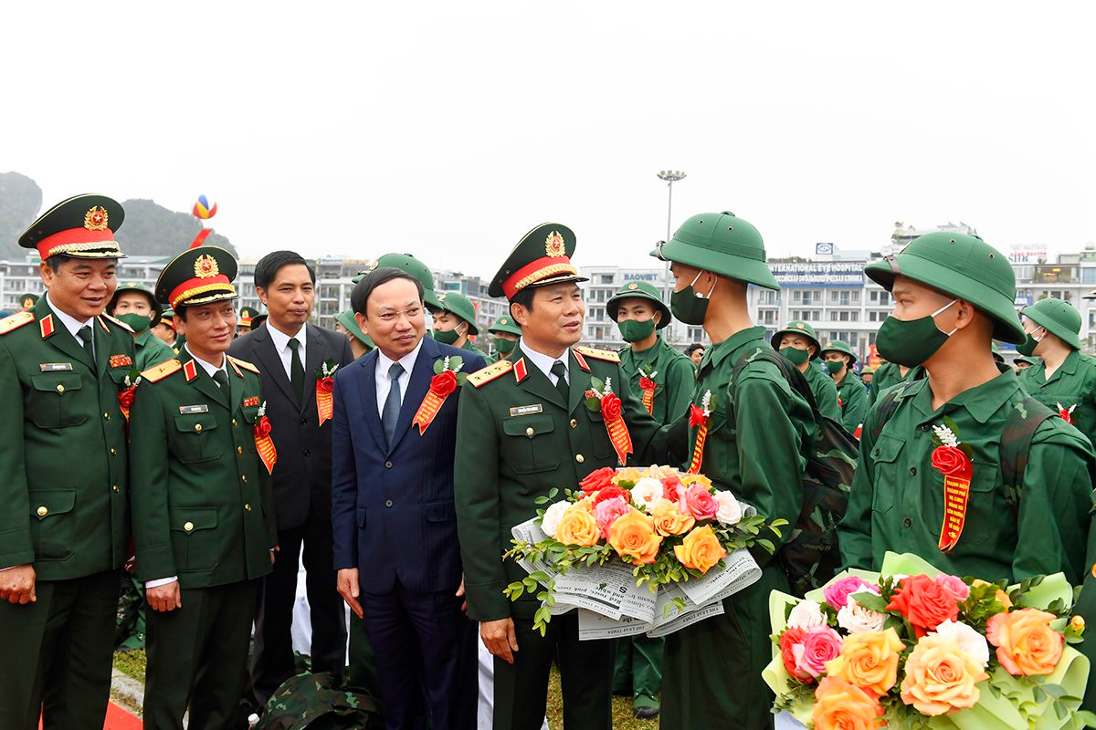 Lãnh đạo Bộ Tổng Tham mưu Quân đội nhân dân Việt Nam và tỉnh Quảng Ninh trò chuyện, động viên thanh niên trúng tuyển nghĩa vụ quân sự năm 2023 lên đường nhập ngũ.