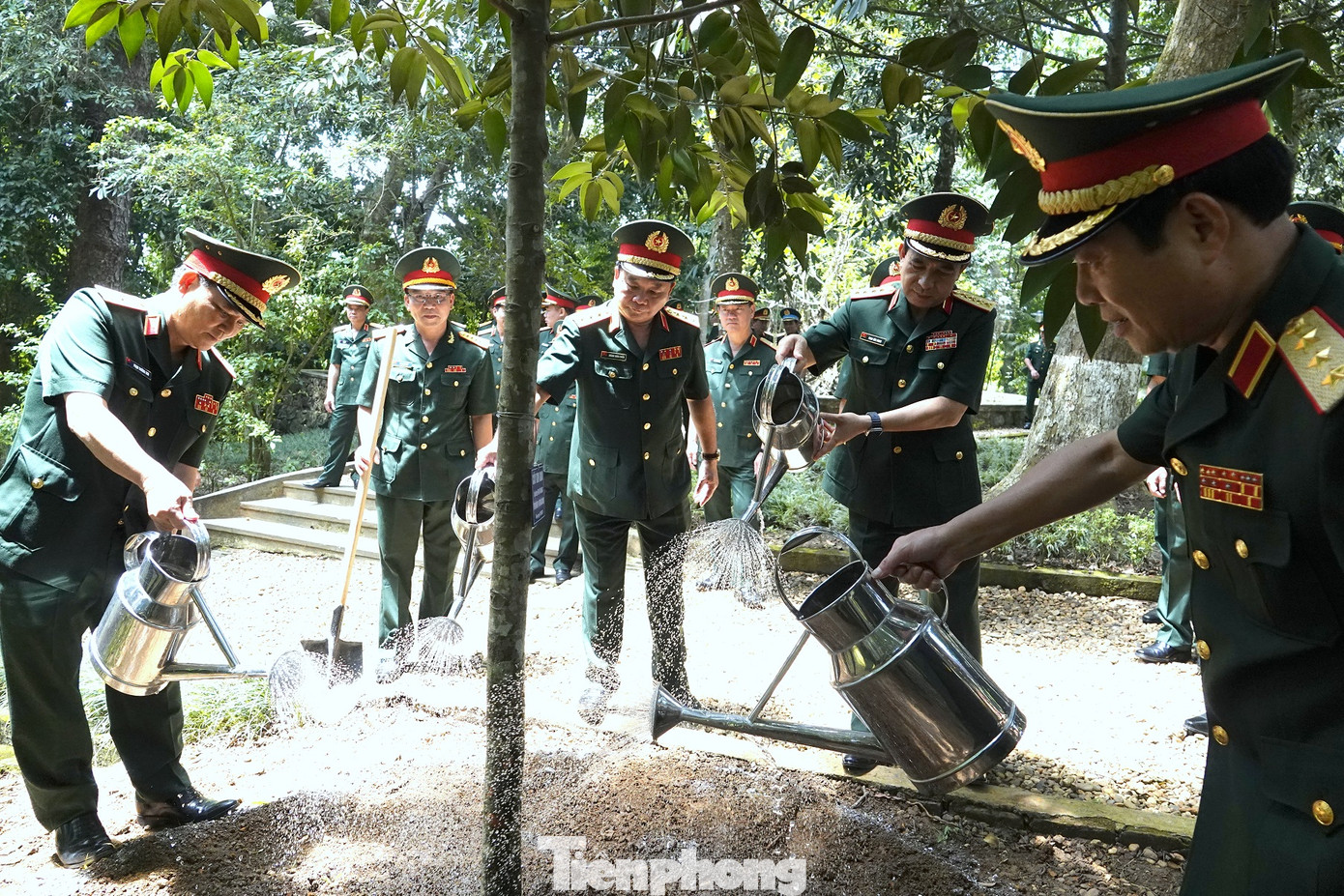 Lãnh đạo Quân ủy Trung ương - Bộ Quốc phòng trồng cây lưu niệm tại Khu di tích K9 - Đá Chông.