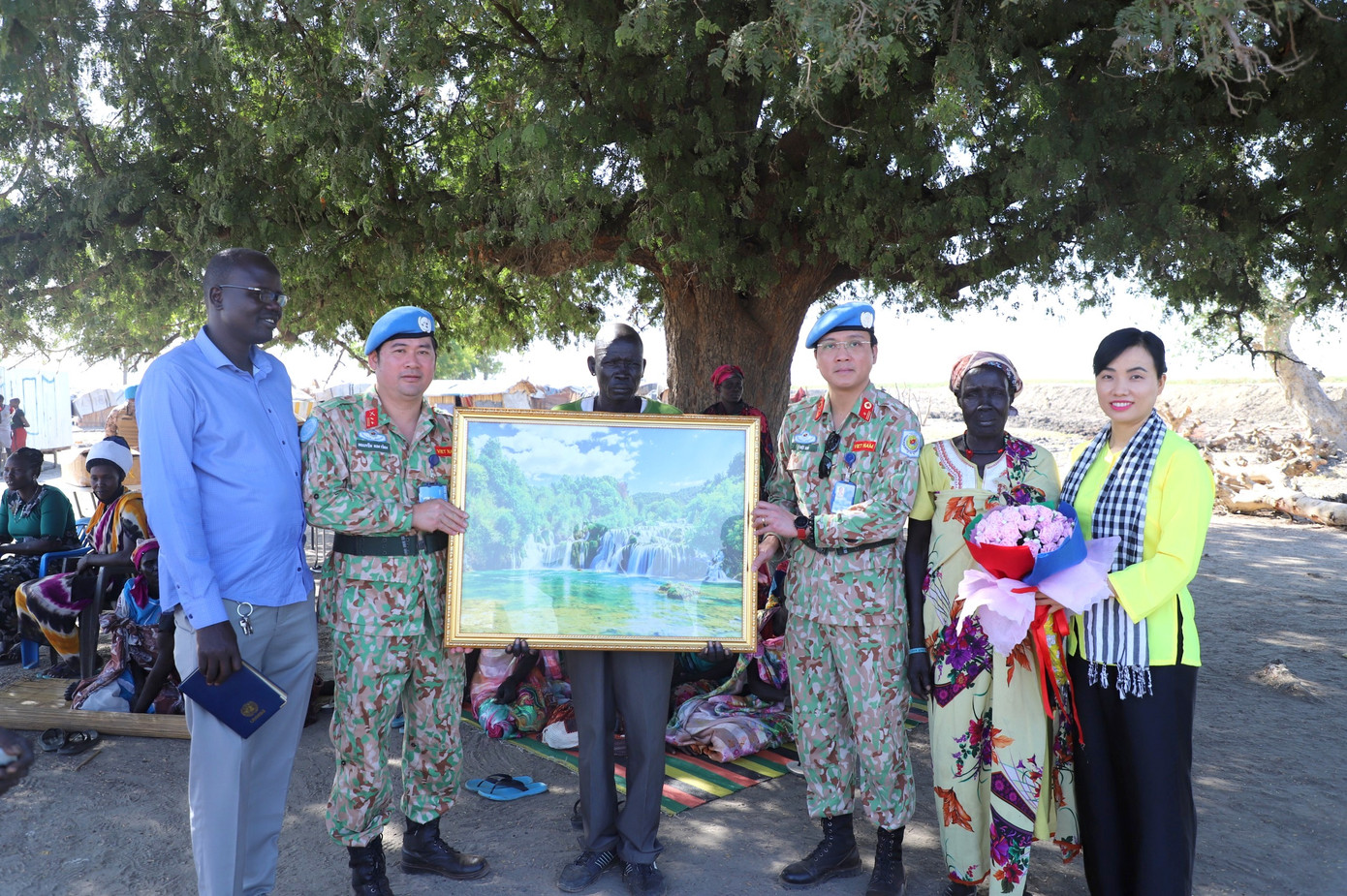 Ban Giám đốc BVDC 2.4 trao quà lưu niệm tặng người dân Nam Sudan