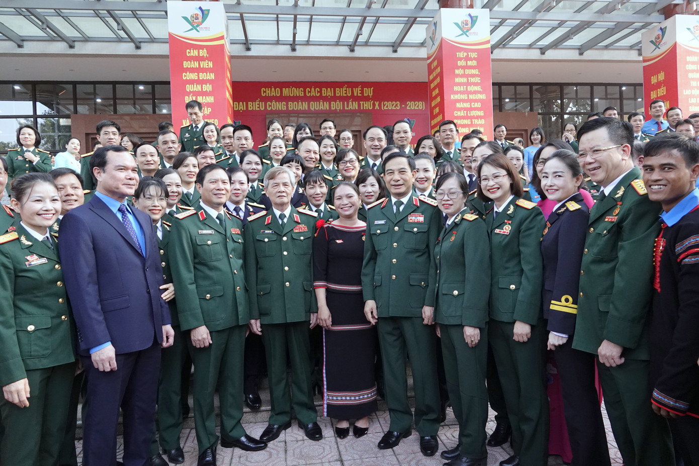 Lãnh đạo Quân uỷ Trung ương - Bộ Quốc phòng và Tổng Liên đoàn Lao động Việt Nam cùng các đại biểu dự ĐH. Lãnh đạo Quân uỷ Trung ương - Bộ Quốc phòng và Tổng Liên đoàn Lao động Việt Nam cùng các đại biểu dự ĐH.