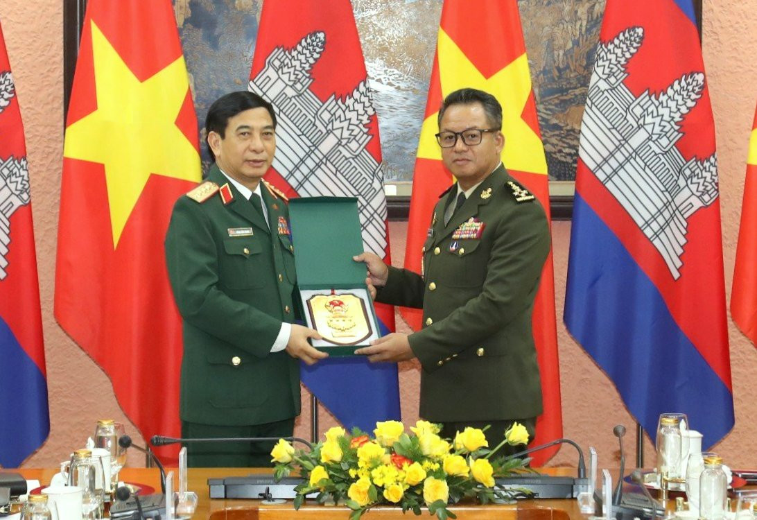 Nhân dịp này, Đại tướng Phan Văn Giang trân trọng mời Bộ trưởng Tea Seiha cùng lãnh đạo Bộ Quốc phòng và Quân đội Hoàng gia Campuchia sang dự Lễ kỷ niệm 80 năm ngày thành lập Quân đội nhân dân Việt Nam và Triển lãm Quốc phòng quốc tế Việt Nam lần thứ hai vào cuối năm 2024. Nhân dịp này, Đại tướng Phan Văn Giang trân trọng mời Bộ trưởng Tea Seiha cùng lãnh đạo Bộ Quốc phòng và Quân đội Hoàng gia Campuchia sang dự Lễ kỷ niệm 80 năm ngày thành lập Quân đội nhân dân Việt Nam và Triển lãm Quốc phòng quốc tế Việt Nam lần thứ hai vào cuối năm 2024.