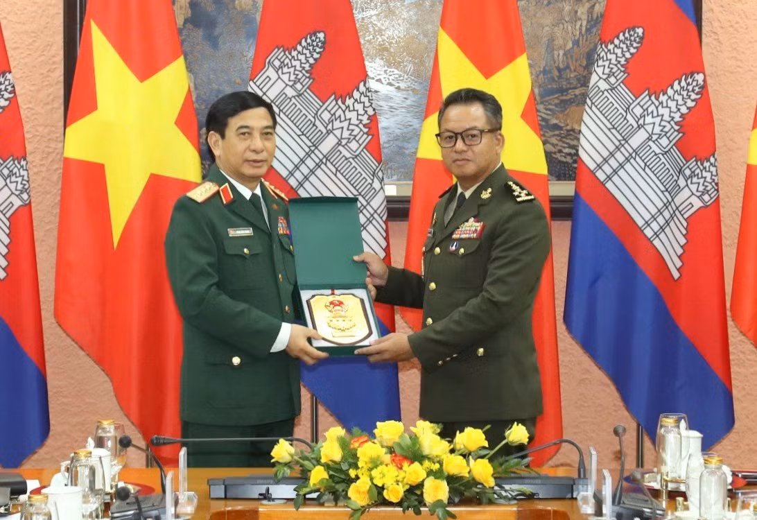Nhân dịp này, Đại tướng Phan Văn Giang trân trọng mời Bộ trưởng Tea Seiha cùng lãnh đạo Bộ Quốc phòng và Quân đội Hoàng gia Campuchia sang dự Lễ kỷ niệm 80 năm ngày thành lập Quân đội nhân dân Việt Nam và Triển lãm Quốc phòng quốc tế Việt Nam lần thứ hai vào cuối năm 2024. Nhân dịp này, Đại tướng Phan Văn Giang trân trọng mời Bộ trưởng Tea Seiha cùng lãnh đạo Bộ Quốc phòng và Quân đội Hoàng gia Campuchia sang dự Lễ kỷ niệm 80 năm ngày thành lập Quân đội nhân dân Việt Nam và Triển lãm Quốc phòng quốc tế Việt Nam lần thứ hai vào cuối năm 2024.