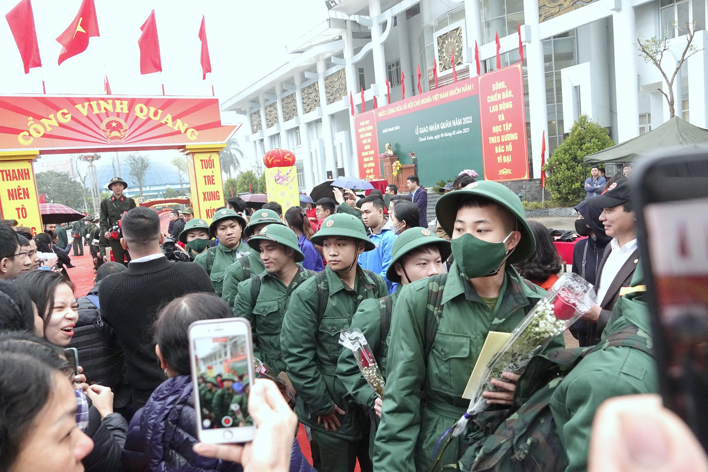 Người thân tiễn con em lên đường nhập ngũ