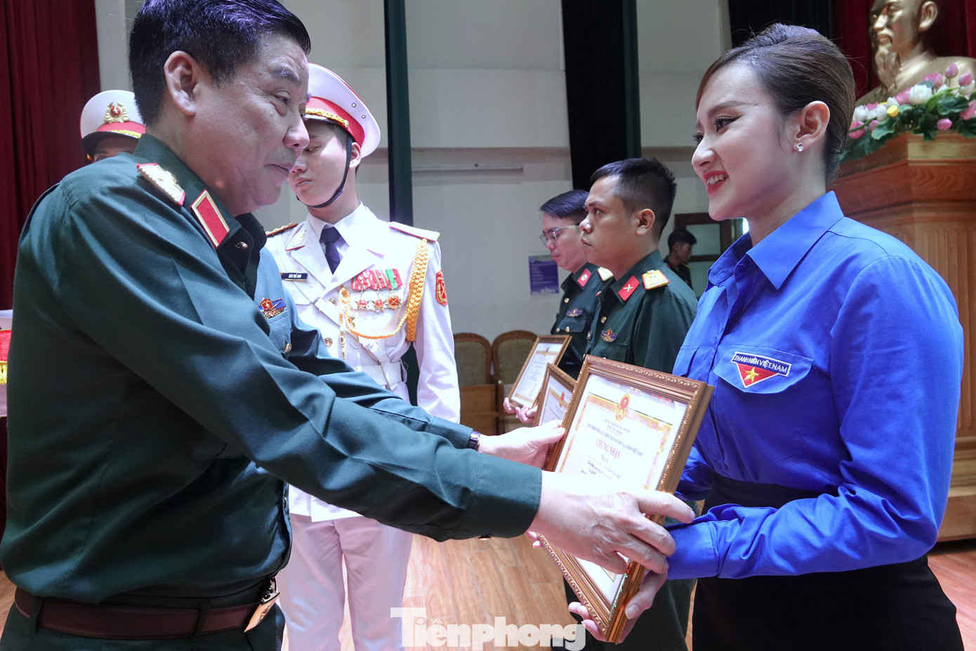 Trung tướng Nguyễn Văn Gấu - Phó Chủ nhiệm Tổng cục Chính trị QĐND Việt Nam trao thưởng các tác giả, nhóm tác giả đoạt giải A cuộc thi viết tiểu phẩm “Tuổi trẻ Việt Nam xung kích, sáng tạo vận động Nhân dân chấp hành pháp luật”.