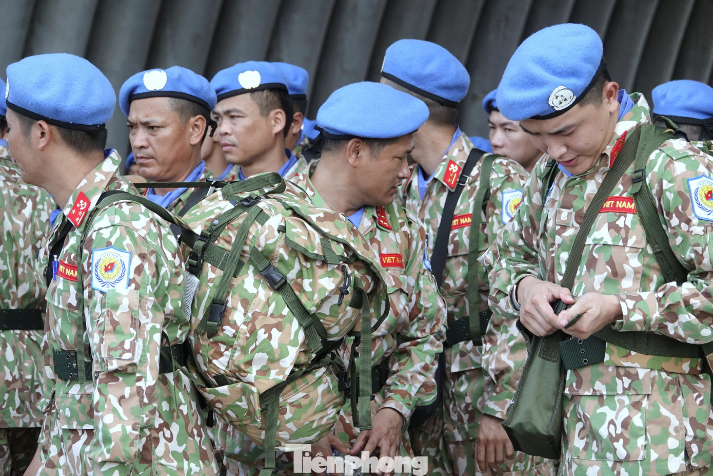 Nam quân nhân Đội Công binh số 2 kiểm tra quân tư trang để sẵn sàng lên máy bay.