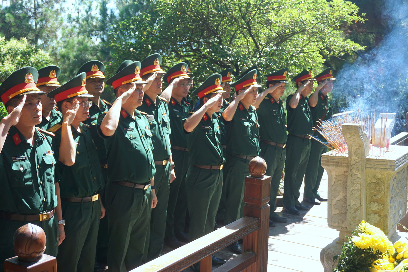 Đoàn tới viếng mộ Đại tướng Võ Nguyên Giáp