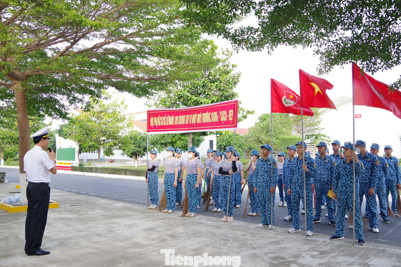 Nằm trong chuỗi hoạt động “Mừng Xuân, ơn Đảng”, các cơ quan, đơn vị thuộc Lữ đoàn đã tích cực chuẩn bị các nội dung: Vệ sinh, củng cố doanh trại, trang trí phòng đón xuân; làm báo tường; luyện tập các tiết mục văn nghệ chuẩn bị cho đêm giao thừa. (Trong ảnh: Hội phụ nữ Lữ đoàn triển khai thực hiện ngày lao động tình nguyện)