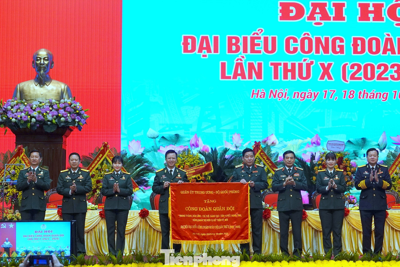 Đại tướng Phan Văn Giang trao bức trướng của Quân uỷ Trung ương - Bộ Quốc phòng tặng ĐH. Đại tướng Phan Văn Giang trao bức trướng của Quân uỷ Trung ương - Bộ Quốc phòng tặng ĐH.