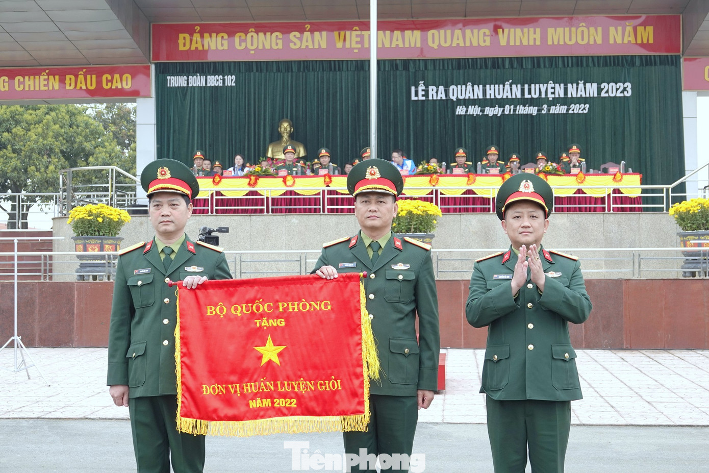 Thượng tá Nguyễn Hải Anh - Sư đoàn trưởng Sư đoàn 308 trao Cờ đơn vị huấn luyện giỏi năm 2022 của Bộ Quốc phòng cho Trung đoàn 102.