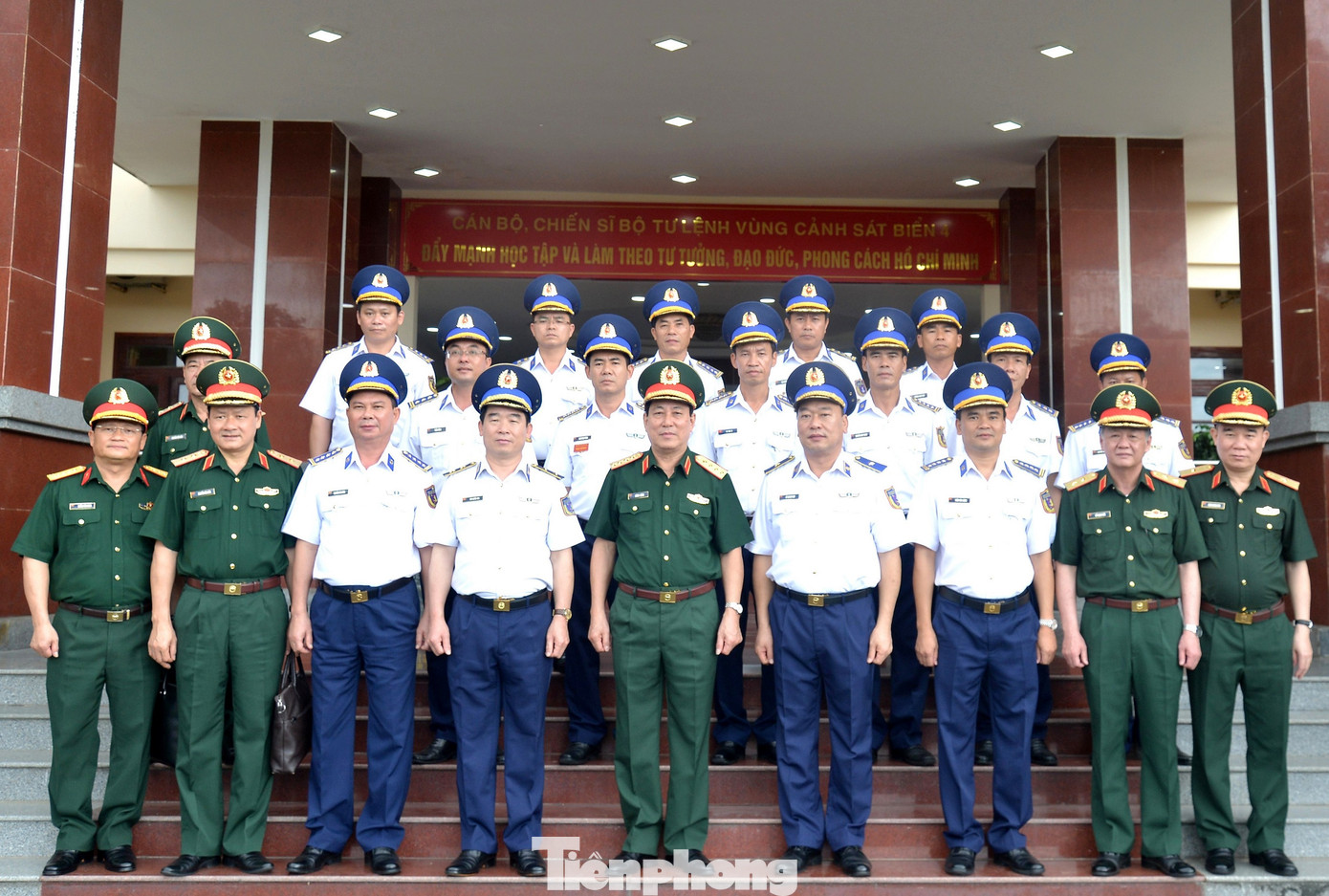 Đại tướng Lương Cường cùng lãnh đạo, chỉ huy BTL Cảnh sát biển Việt Nam và BTL Vùng Cảnh sát biển 4.