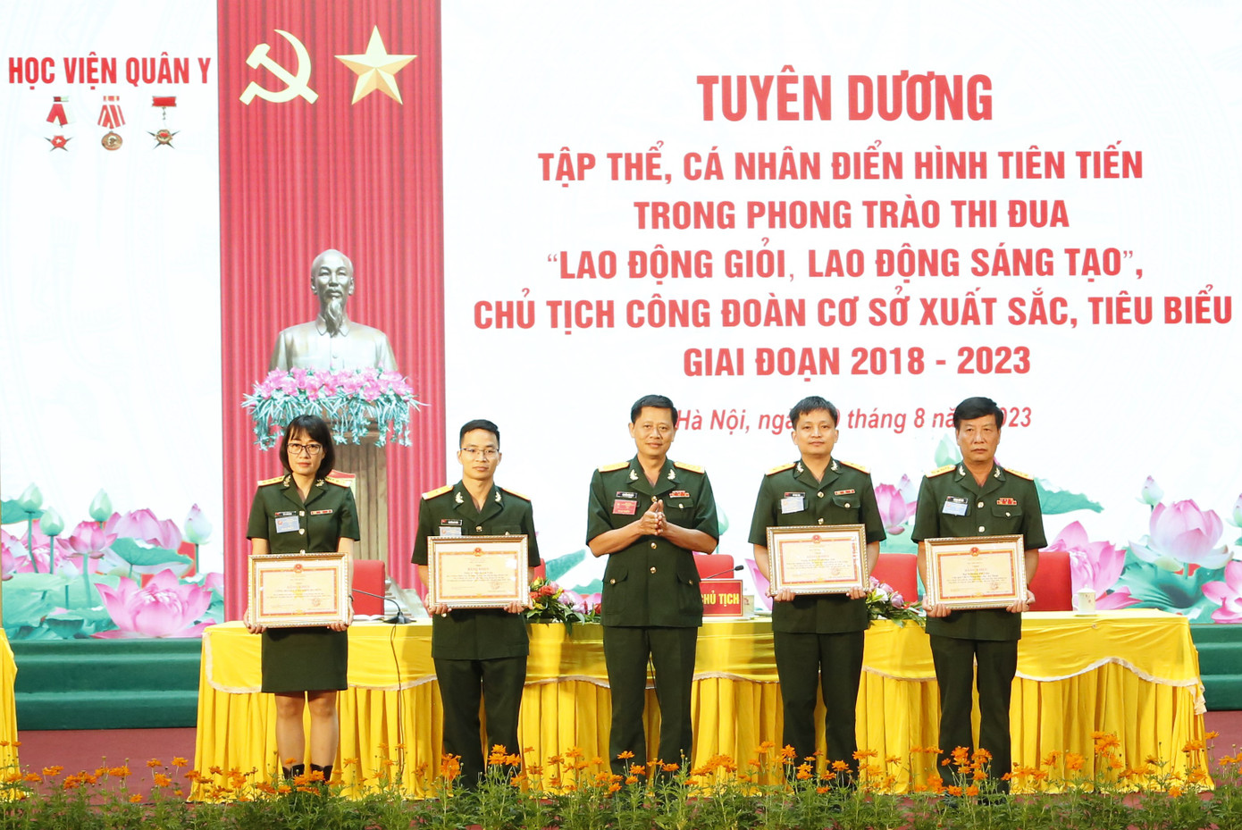 Tại đại hội, lãnh đạo Học viện Quân y đã trao thưởng cho các Chủ tịch Công đoàn cơ sở tiêu biểu xuất sắc; tập thể, cá nhân tiêu biểu xuất sắc trong phong trào thi đua “Lao động giỏi, lao động sáng tạo” trong Công đoàn Học viện giai đoạn 2017-2022. Tại đại hội, lãnh đạo Học viện Quân y đã trao thưởng cho các Chủ tịch Công đoàn cơ sở tiêu biểu xuất sắc; tập thể, cá nhân tiêu biểu xuất sắc trong phong trào thi đua “Lao động giỏi, lao động sáng tạo” trong Công đoàn Học viện giai đoạn 2017-2022.