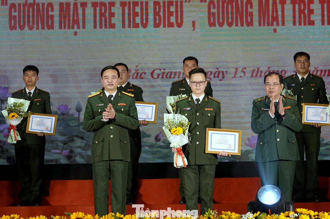 Thiếu tướng Phùng Quốc Tuấn - Phó Chính ủy BĐBP và Thượng tá Nguyễn Đức Cương - Phó trưởng Ban Thanh niên Quân đội trao thưởng cho 10 Gương mặt trẻ triển vọng BĐBP 2022.