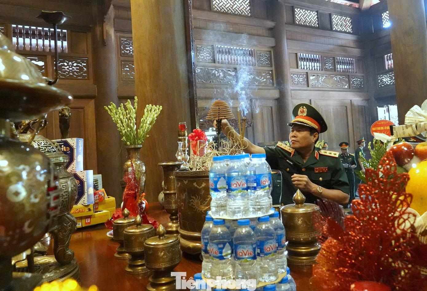 Thượng tướng Nguyễn Tân Cương - Tổng Tham mưu trưởng, Thứ trưởng Bộ Quốc phòng, dâng hương tưởng niệm Chủ tịch Hồ Chí Minh.