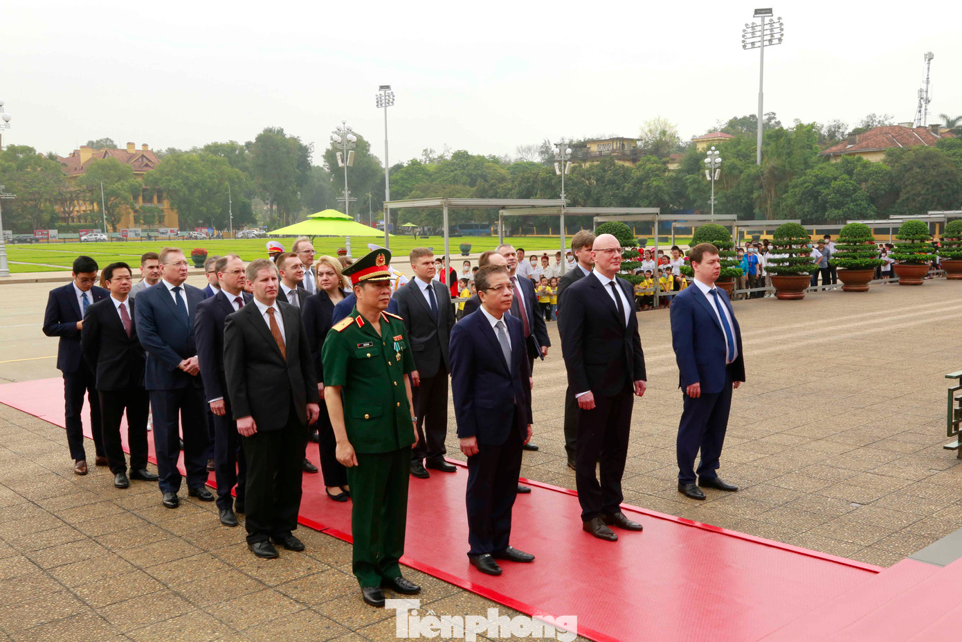 Phó Thủ tướng Liên bang Nga Dmitry Chernyshenko cùng các đại biểu đặt vòng hoa tưởng niệm và vào Lăng viếng Chủ tịch Hồ Chí Minh. Phó Thủ tướng Liên bang Nga Dmitry Chernyshenko cùng các đại biểu đặt vòng hoa tưởng niệm và vào Lăng viếng Chủ tịch Hồ Chí Minh.