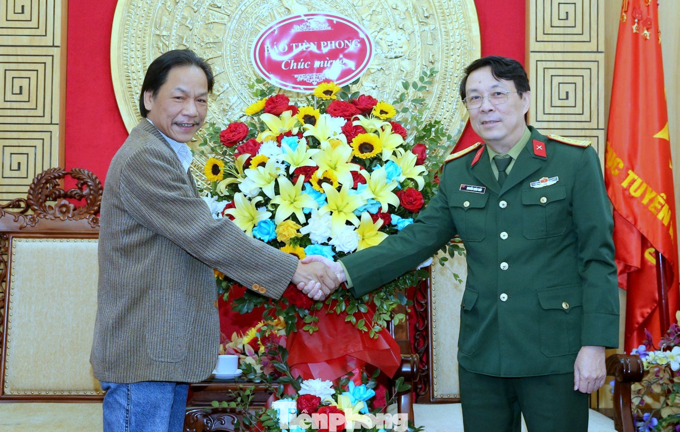 Nhà báo Lê Minh Toản - Phó Tổng biên tập báo Tiền Phong chúc mừng Đại tá Nguyễn Xuân Thủy - Phó Cục trưởng Cục Tuyên huấn (Tổng cục Chính trị Quân đội nhân dân Việt Nam), nhân kỷ niệm 79 năm Ngày thành lập Quân đội nhân dân Việt Nam và 34 năm Ngày hội Quốc phòng toàn dân. Nhà báo Lê Minh Toản - Phó Tổng biên tập báo Tiền Phong chúc mừng Đại tá Nguyễn Xuân Thủy - Phó Cục trưởng Cục Tuyên huấn (Tổng cục Chính trị Quân đội nhân dân Việt Nam), nhân kỷ niệm 79 năm Ngày thành lập Quân đội nhân dân Việt Nam và 34 năm Ngày hội Quốc phòng toàn dân.