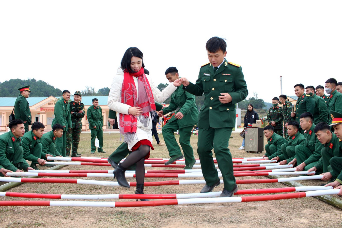 Cán bộ, ĐVTN Quân khu 1 và đơn vị kết nghĩa tham gia các hoạt động vui Xuân Quý Mão 2023. Ảnh: Vũ Hải