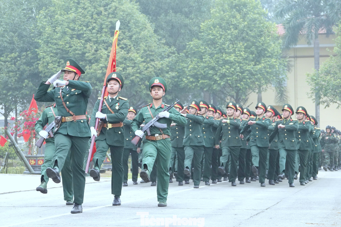 Đi đầu đội hình là Tổ Quân kỳ, với lá cờ Quyết chiến, Quyết thắng được gìn giữ, tô thắm bằng những chiến công và xương máu của lớp lớp cán bộ, chiến sỹ hy sinh vì độc lập, tự do của Tổ quốc, vì hạnh phúc của nhân dân, xây dựng nên truyền thống “Quyết tử để Tổ quốc quyết sinh” của Trung đoàn.